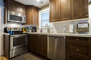 2br Empire Avenue WALK to Lifts and Main St - No Car Required!