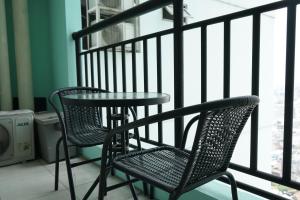 Elegant and Comfy 1BR Green Central City Glodok Apartment By Travelio