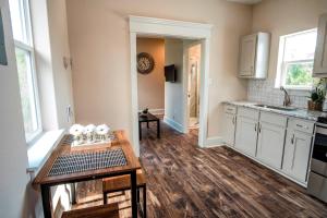 Beautiful Guest House on New Built Home Near Downtown