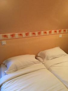 Hotels Le Grillon : Chambre Lits Jumeaux avec Toilettes Communes