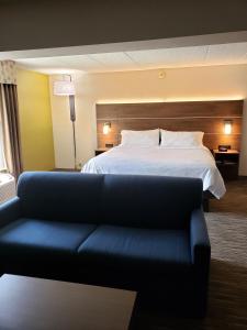 King Suite - Non-Smoking room in Holiday Inn Express Edgewood-I-95 Hotel By IHG