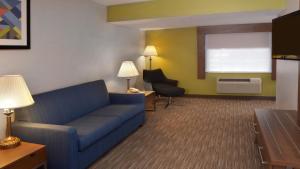 King Suite - Non-Smoking room in Holiday Inn Express Mount Pleasant- Scottdale an IHG Hotel