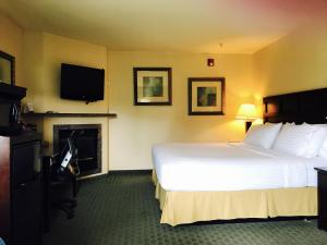 King Room with View room in Holiday Inn Express Fort Bragg an IHG Hotel