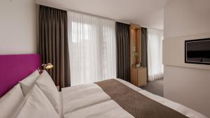 Premium King Room with Stocked Minibar room in Holiday Inn Frankfurt - Alte Oper an IHG Hotel
