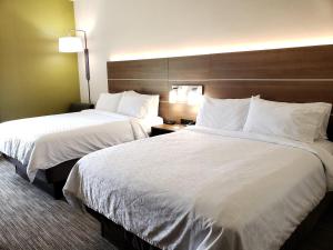 Standard Queen Room with Two Queen Beds room in Holiday Inn Express Edgewood-I-95 Hotel By IHG