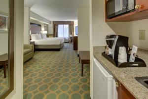 King Suite - Non-Smoking room in Holiday Inn Express Hotel & Suites Emporia an IHG Hotel