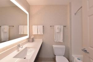 Standard Queen Room with Two Queen Beds room in Holiday Inn Express Mystic an IHG Hotel
