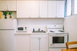 Bed in 4-Bed Mixed Dormitory with Kitchen room in Waikiki Beachside Hostel