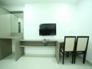 Economy Ac room Near Inorbit Mall Madhapur