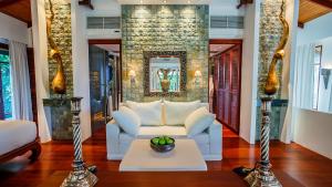 Villa in the Garden, Surin Beach with private spa.