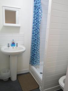 Langdale House - Group Stays Contractors & Families Long or Short Stay - 5 Rooms 7 Beds 3 bathrooms Kitchen, FREE Wi-Fi & Parking