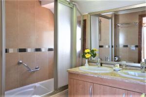 One-Bedroom Apartment room in Beverly Hills