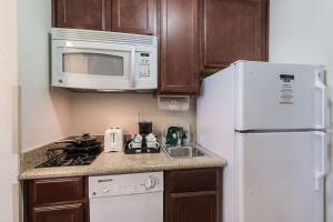 Queen Suite - Accessible/Non-Smoking room in MainStay Suites Texas Medical Center/Reliant Park