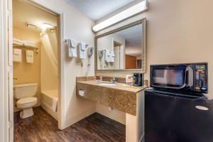 King Room - Accessible/Non-Smoking room in Econo Lodge Downtown Louisville