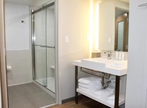 King Room - Main Building/ Disability Access room in Radisson Hotel & Conference Center Green Bay