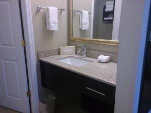 Studio Queen Suite room in Staybridge Suites Columbus-Airport an IHG Hotel