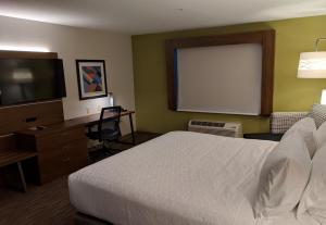 Standard King Room room in Holiday Inn Express Hotel & Suites Claypool Hill -Richlands Area an IHG Hotel