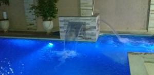 Linda Casa com Sauna, Hidromassagem, Piscina, Cascata, Churrasqueira e Suíte Master!!