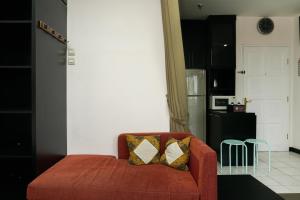 Big and Cozy Studio Apartment at Puri Garden By Travelio