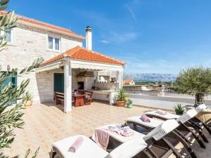 Luxurious Villa in Selca with Pool - Selca