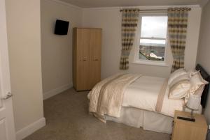 Standard Twin Room room in The Golden Lion Hotel