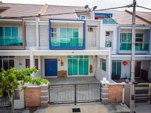 THE SNUG 232 5BR Premium Holiday Home