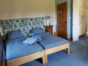 B&B / Chambres d'hotes Domaine Le Sauzet : Chambre Triple avec Salle de Bains Privative