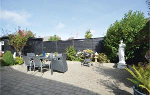 Three-Bedroom Holiday Home In Hojer