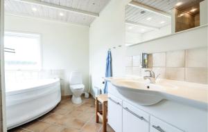 Three-Bedroom Holiday Home In Vinderup