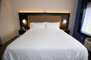King Parlor Suite - Non- Smoking room in Holiday Inn Express Hotel & Suites Ashland an IHG Hotel