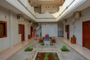 RedDoorz near Alun Alun Kudus 2 - Sukolilo