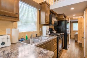 One Bedroom Loft Cabin room in Williamsburg Camping Resort One Bedroom Loft Cabin 4