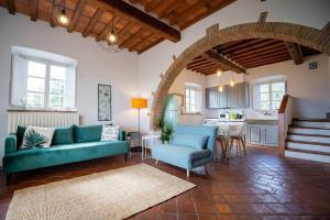 Casale rinnovato immerso nella campagna con splendida piscina privata