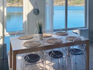 6 person holiday home in Urangsvåg