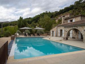 Villas Lively Villa in Les Salelles with Private Swimmiing Pool : photos des chambres