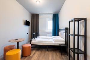 Twin Room room in a&o Stuttgart City