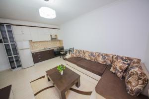 One-Bedroom Apartment with Balcony and Side Sea View room in Apartments Qerret