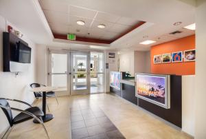 Howard Johnson by Wyndham Lemoore Near Naval Air Station
