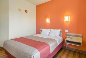 Howard Johnson by Wyndham Lemoore Near Naval Air Station