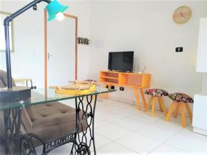 APARTAMENTO COM PISCINA E CHURRASQUEIRA EM UBATUBA