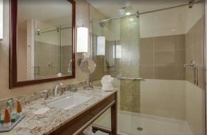 Queen Room - Disability Access room in Cliff Castle Casino Hotel