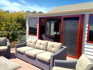 DOLPHIN LOOKOUT COTTAGE - amazing views of the Bay of Fires