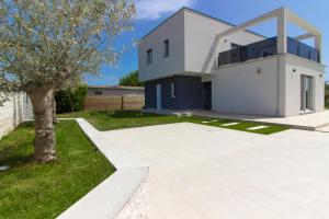 Modern villa Nerina with private pool near Pula