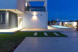 Modern villa Nerina with private pool near Pula