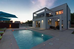 Modern villa Nerina with private pool near Pula