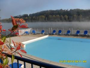 Maisons de vacances Le Hameau du Lac avec piscine dans residence, ,appart classe 1 etoile : photos des chambres