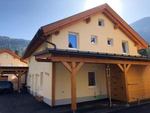 Berghaus Christel - bij skilift - grote tuin met bergbeek