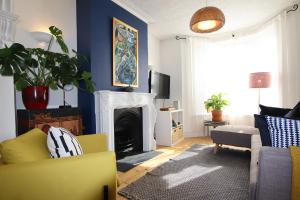 Vasaras māja 4 bed home with cabin & sauna in buzzing Easton Bristole Lielbritānija