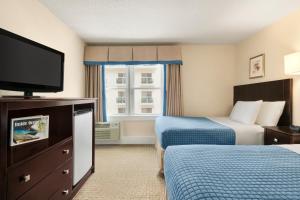 Room with Two Double Beds - Street View room in Harrison Hall Hotel