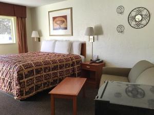 King Room - Non-Smoking room in Budget Inn & Suites Colby